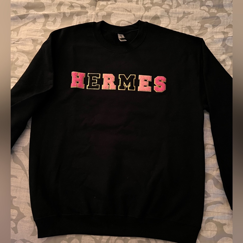 Ladies black sweatshirt. Size medium